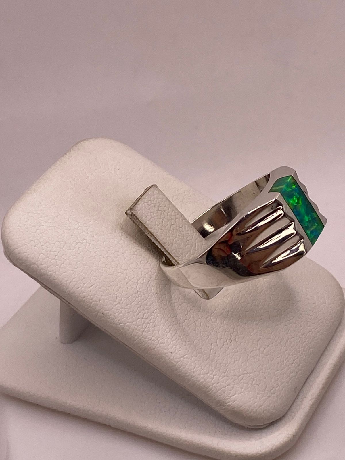 Anillo con Ópalo de Fuego Verde Iridiscente en Plata Ley .950, vista frontal