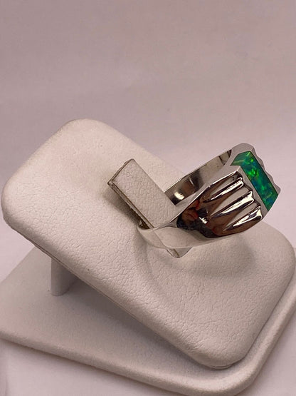 Anillo con Ópalo de Fuego Verde Iridiscente en Plata Ley .950, vista frontal