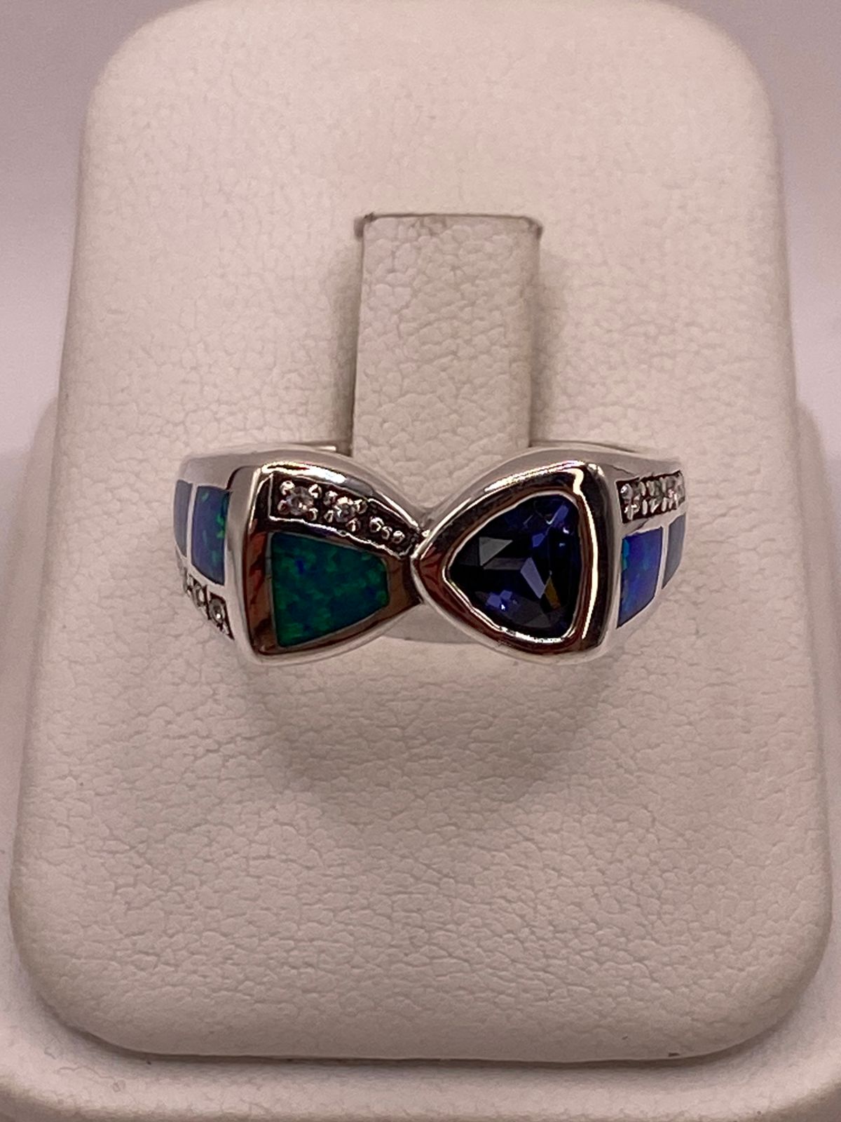 Anillo con Ópalo de Fuego y Zirconia Azul Iridiscente en Plata Ley .925 en báscula mostrando peso