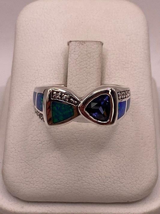 Anillo con Ópalo de Fuego y Zirconia Azul Iridiscente en Plata Ley .925 en báscula mostrando peso