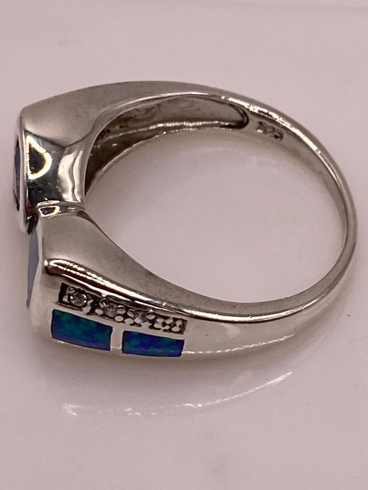 Anillo con Ópalo de Fuego y Zirconia Azul Iridiscente en Plata Ley .925, sello de autenticidad Plata Ley .925