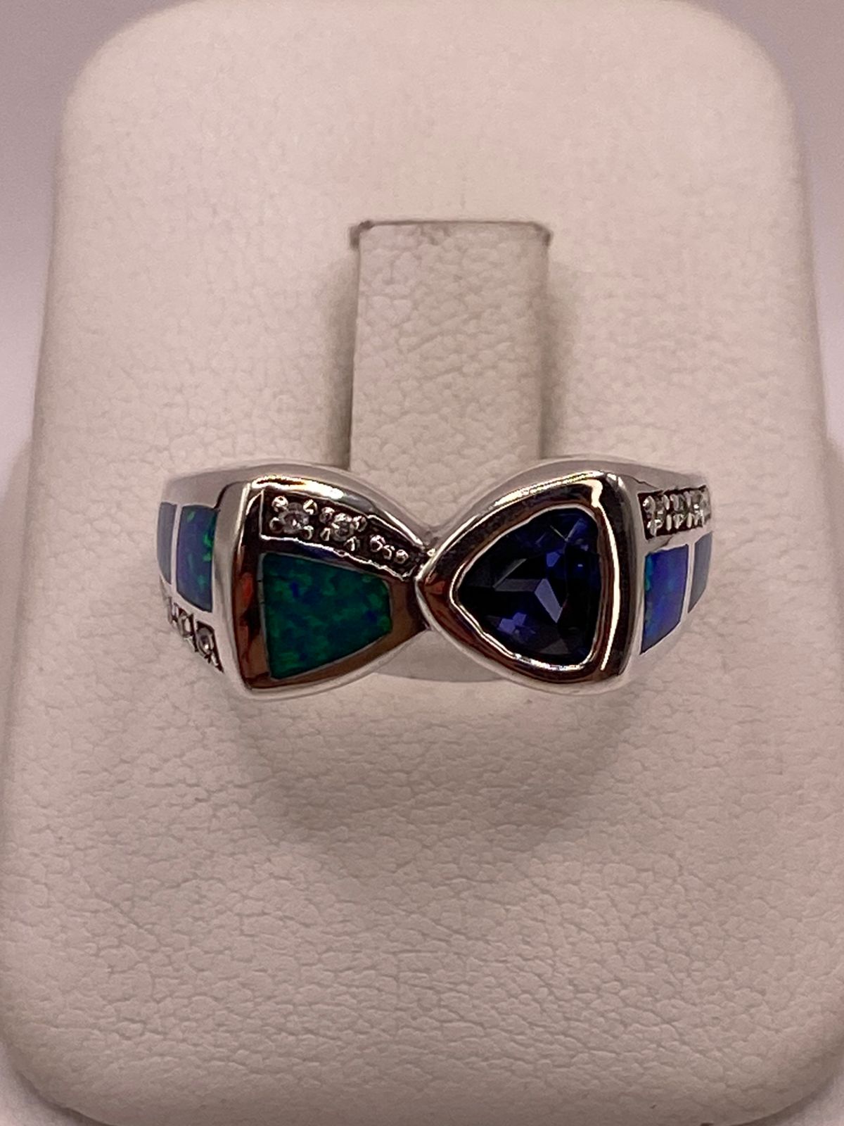 Anillo con Ópalo de Fuego y Zirconia Azul Iridiscente en Plata Ley .925, vista frontal