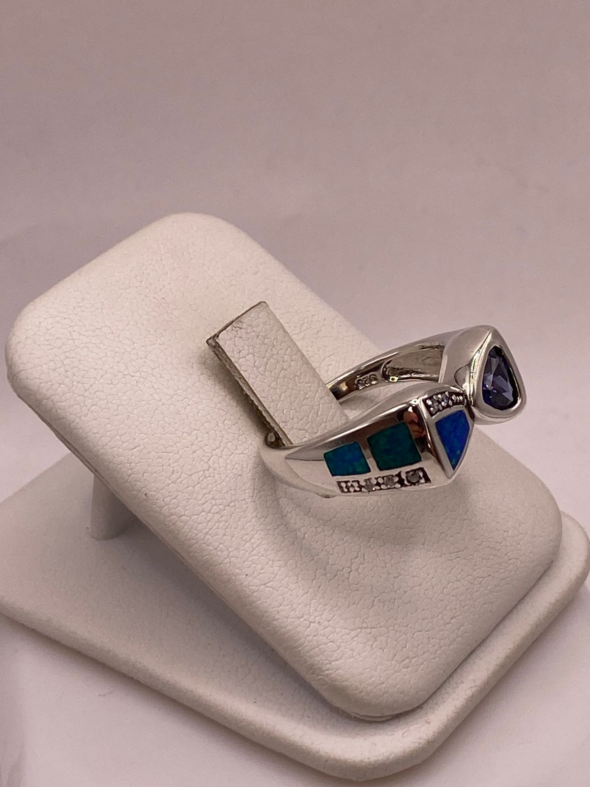 Anillo con Ópalo de Fuego y Zirconia Azul Iridiscente en Plata Ley .925, vista lateral