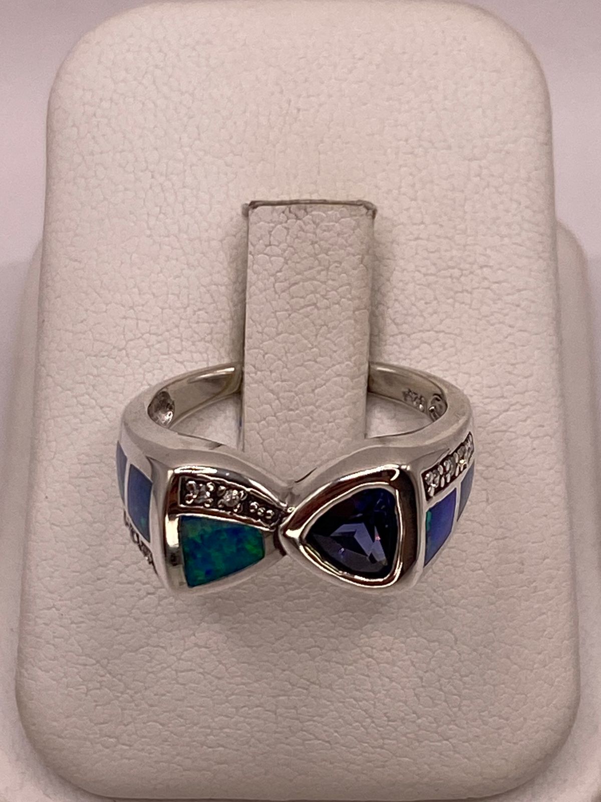 Anillo con Ópalo de Fuego y Zirconia Azul Iridiscente en Plata Ley .925, vista de detalle