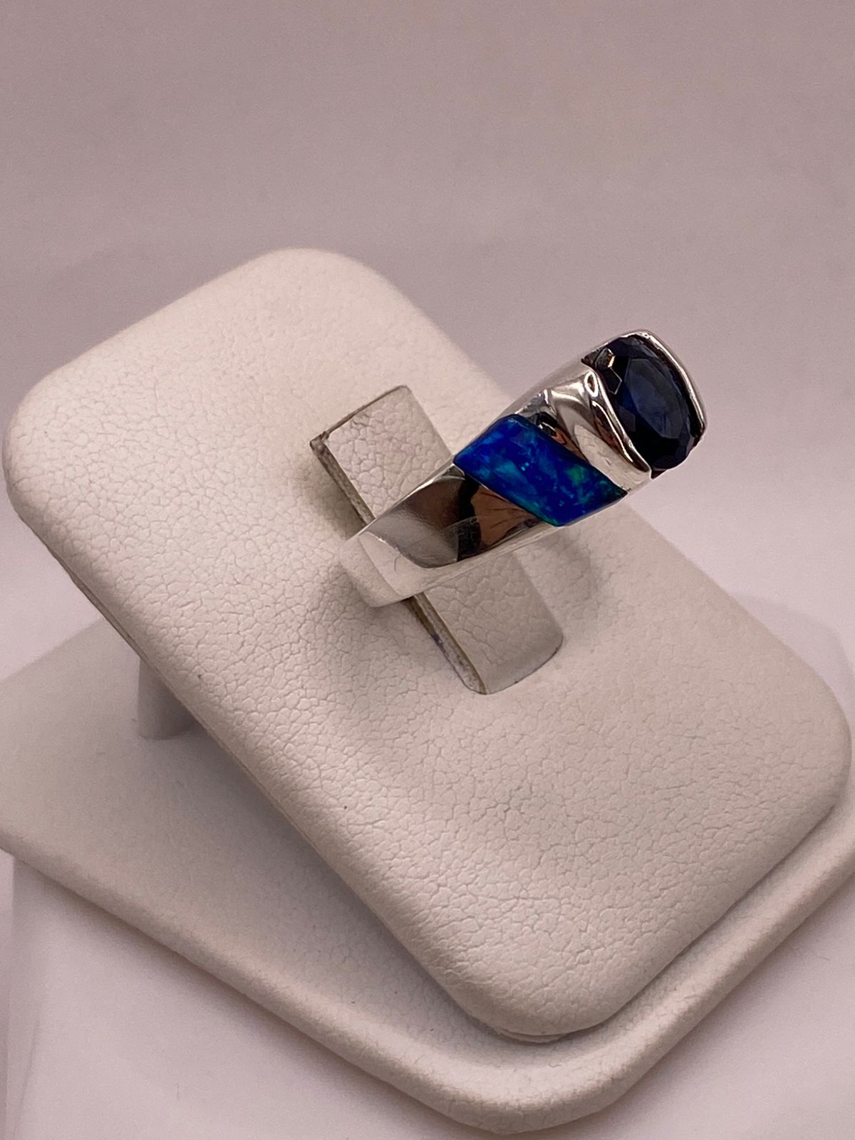 Anillo con Ópalo de Fuego y Zirconia Azul en Plata Ley .950, vista lateral