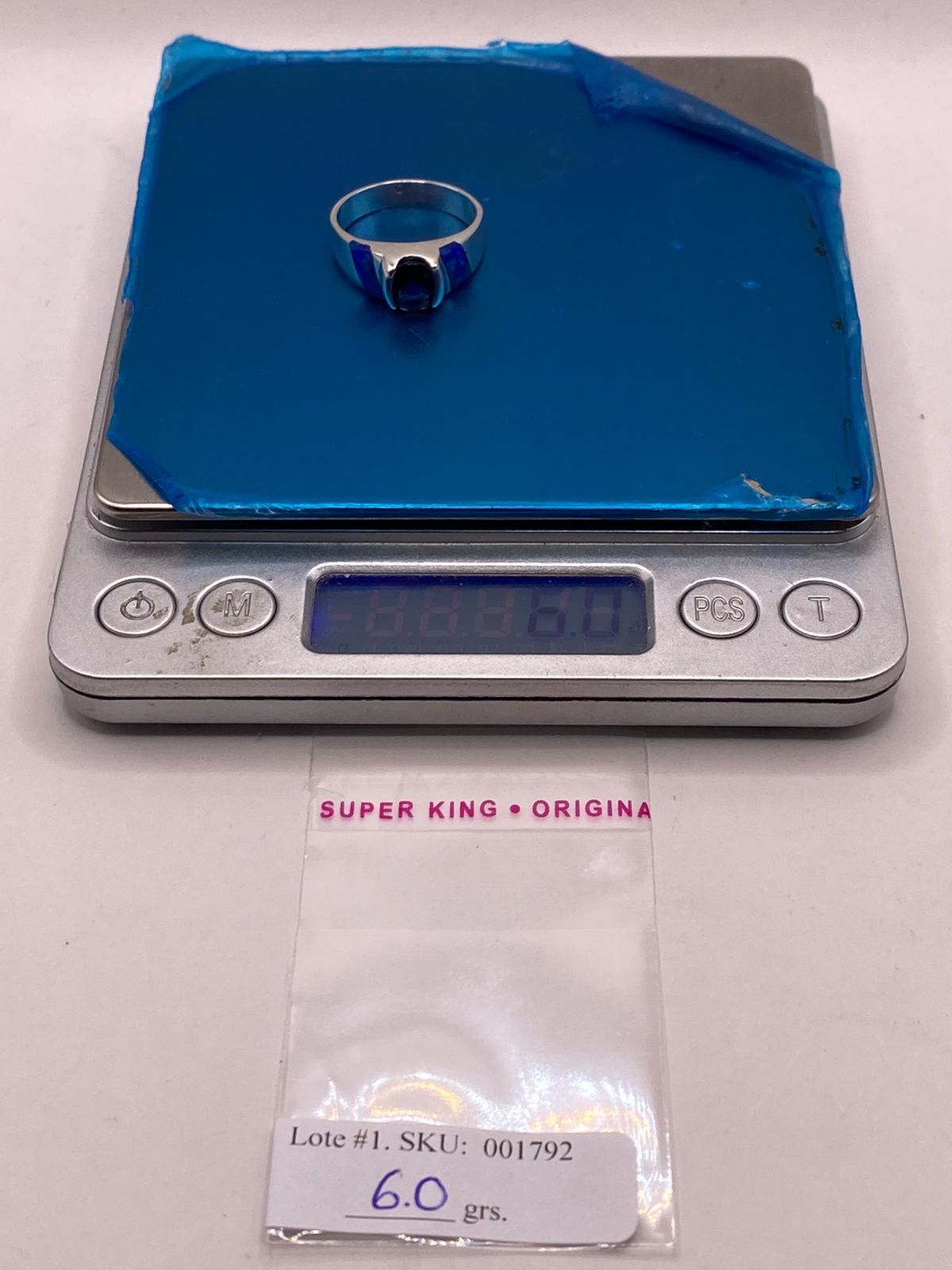 Anillo con Ópalo de Fuego y Zirconia Azul en Plata Ley .950, peso en gramos (báscula)