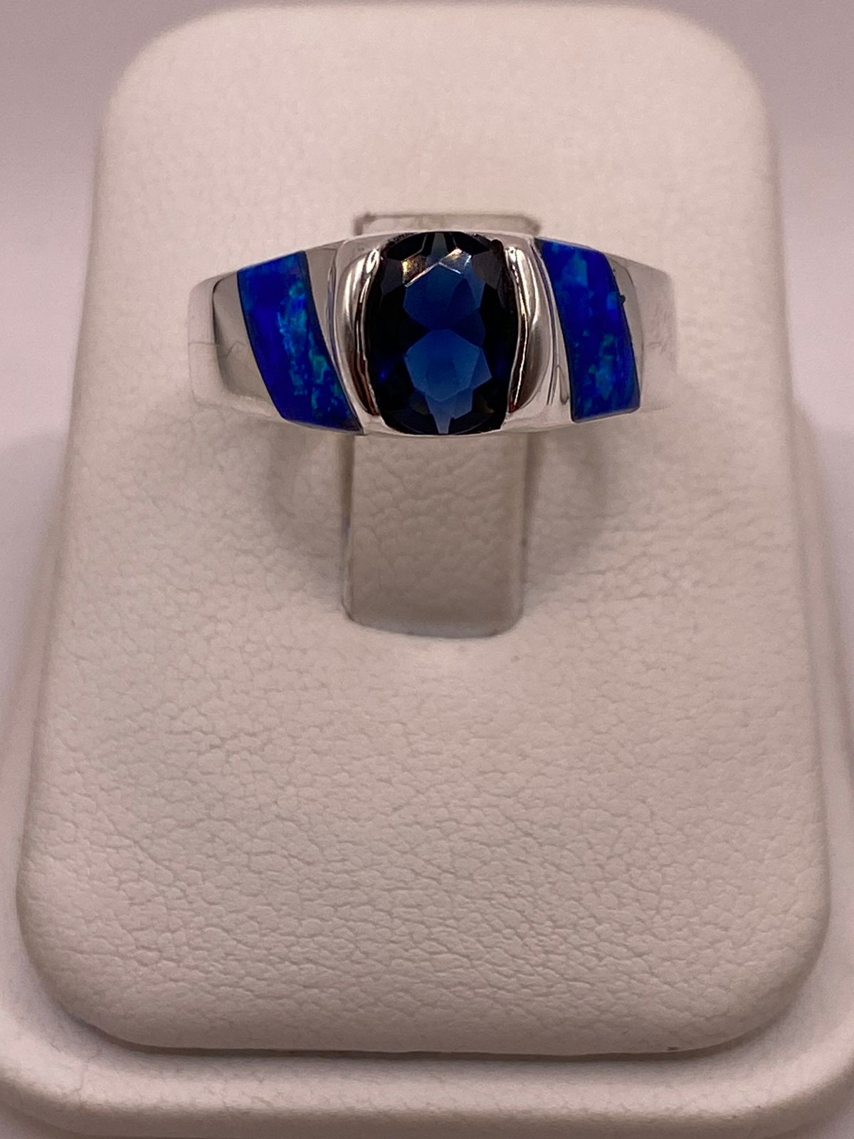 Anillo con Ópalo de Fuego y Zirconia Azul en Plata Ley .950, vista de detalle