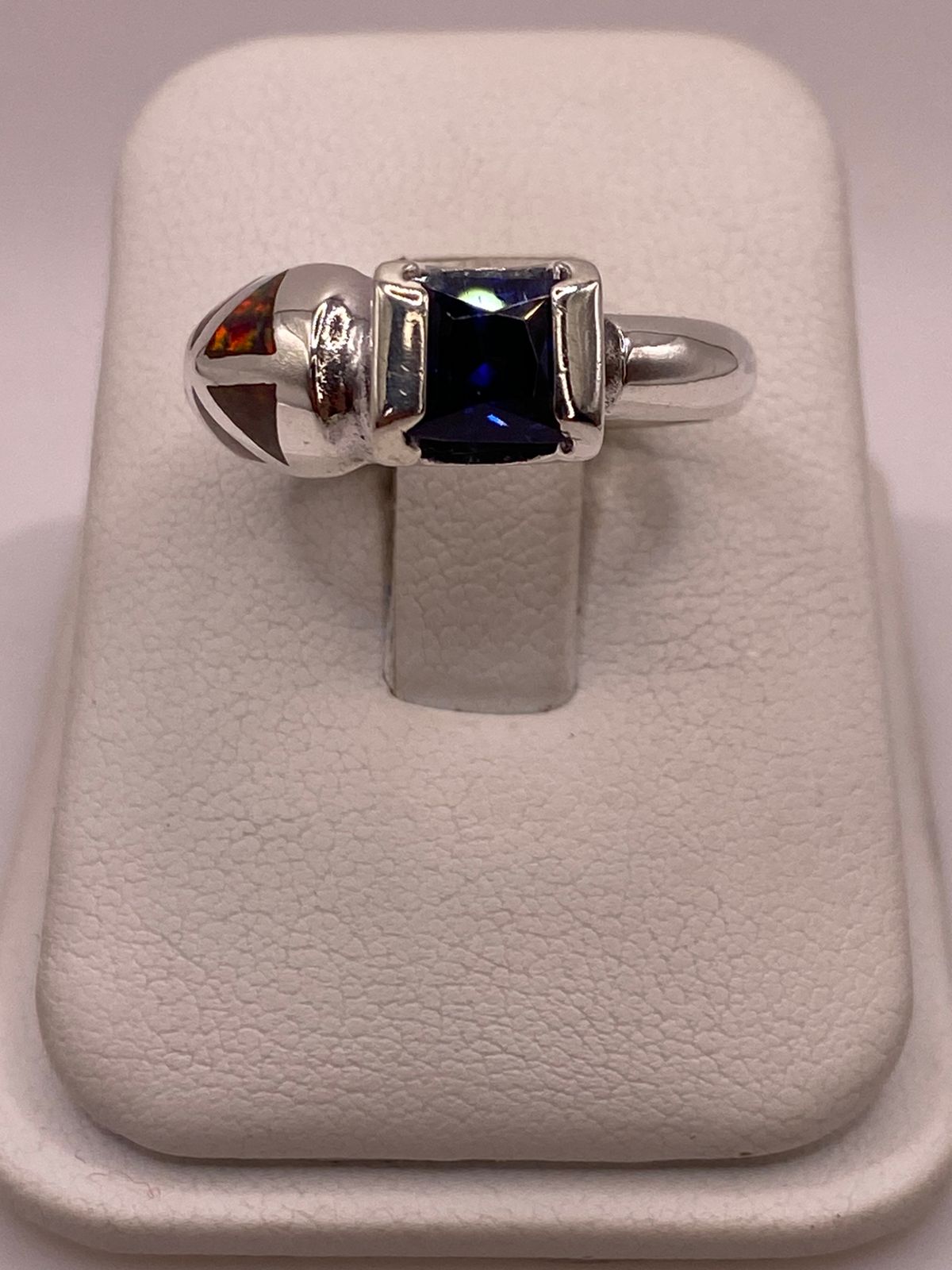Anillo con Ópalo de Fuego y Zirconia Azul en Plata Ley .950 en báscula mostrando peso