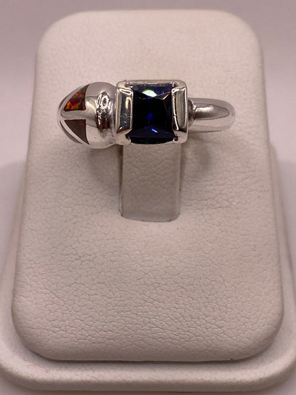Anillo con Ópalo de Fuego y Zirconia Azul en Plata Ley .950 en báscula mostrando peso