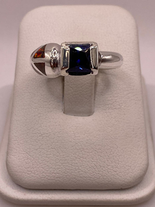 Anillo con Ópalo de Fuego y Zirconia Azul en Plata Ley .950 en báscula mostrando peso