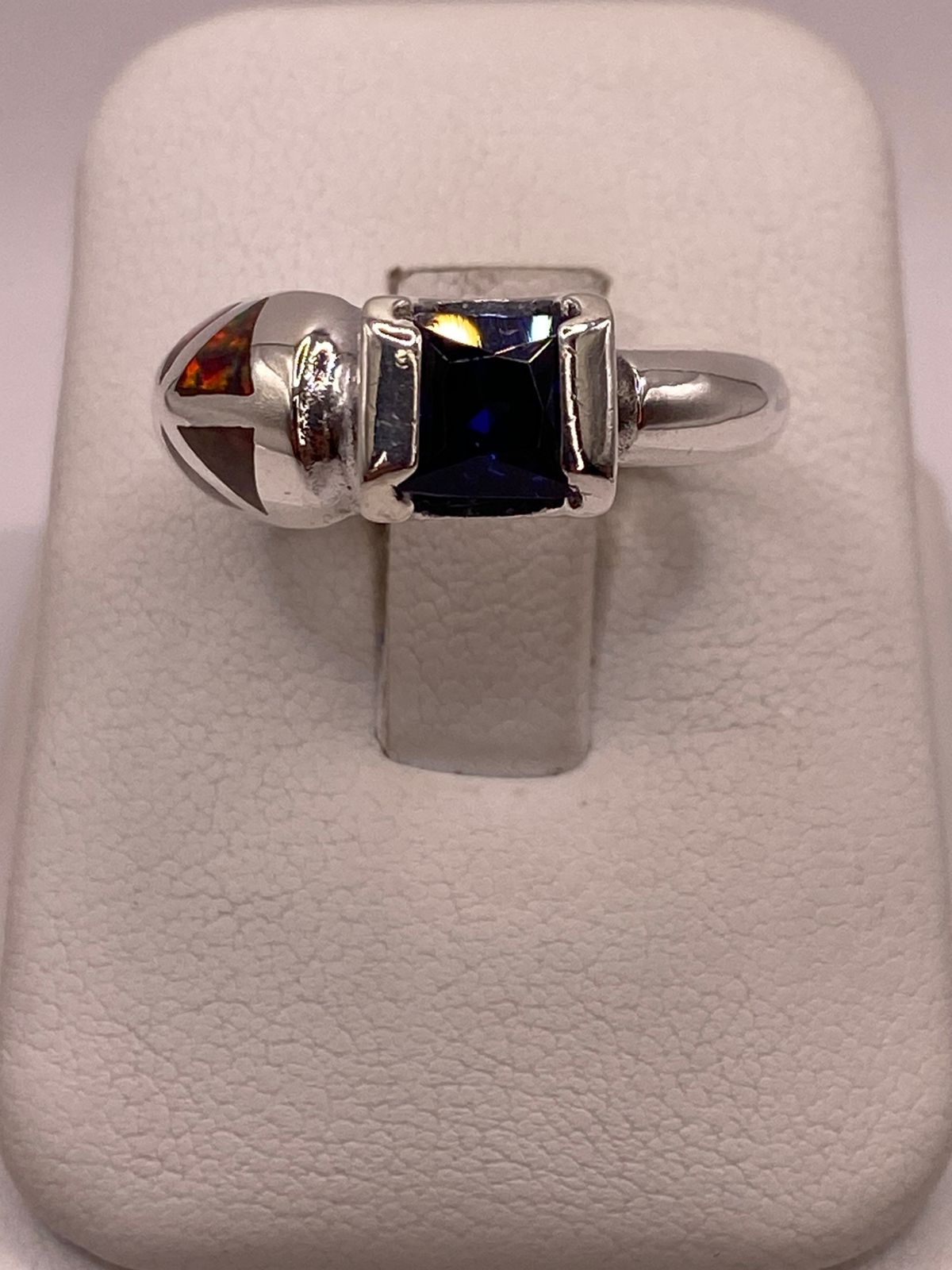 Anillo con Ópalo de Fuego y Zirconia Azul en Plata Ley .950, vista frontal
