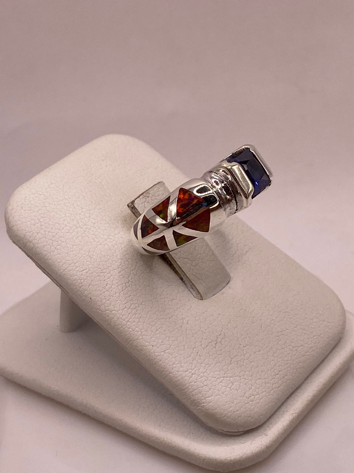 Anillo con Ópalo de Fuego y Zirconia Azul en Plata Ley .950, vista lateral