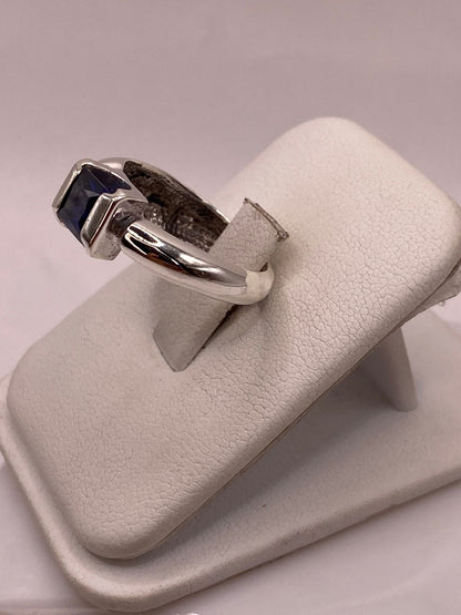 Anillo con Ópalo de Fuego y Zirconia Azul en Plata Ley .950, vista de detalle