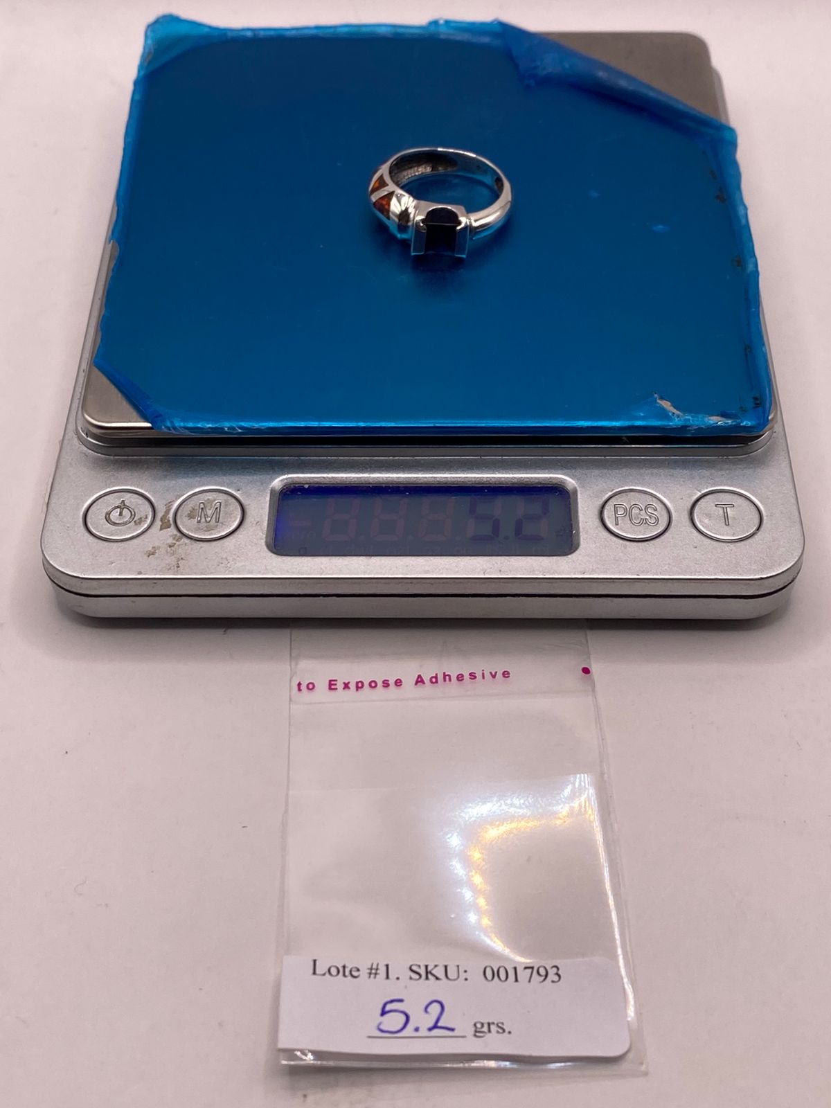Anillo con Ópalo de Fuego y Zirconia Azul en Plata Ley .950, peso en gramos (báscula)