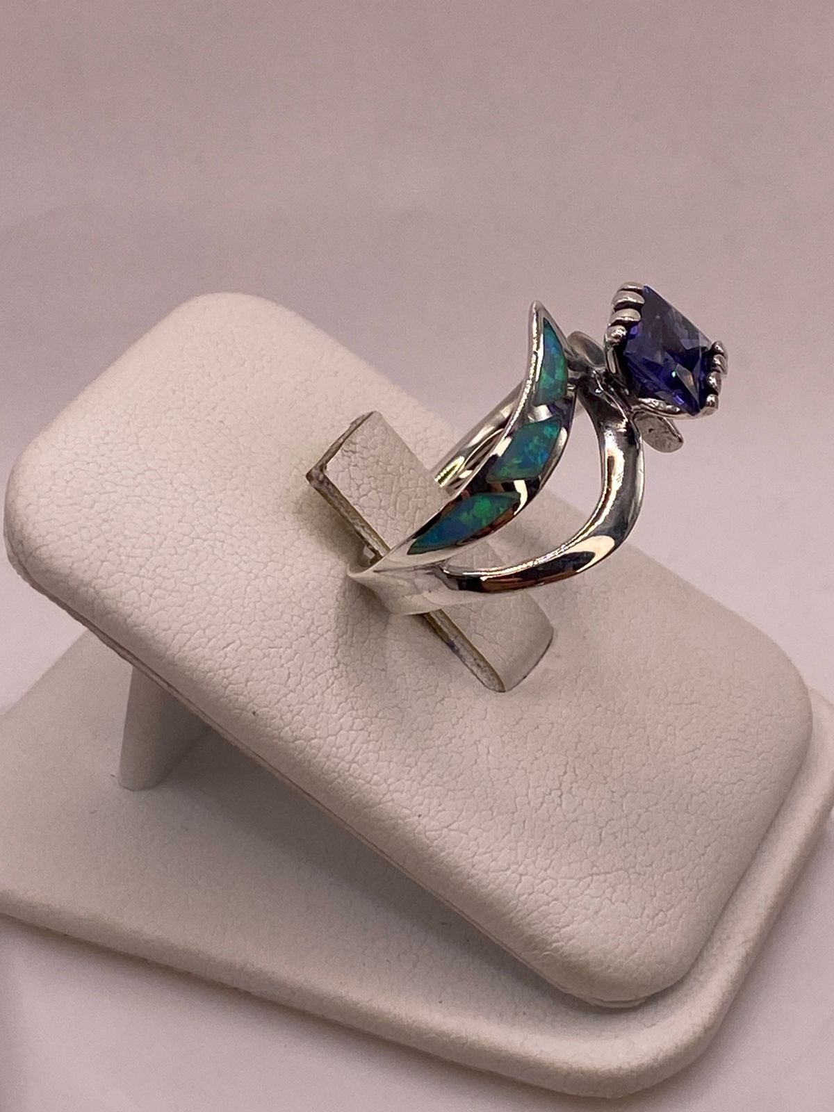 Anillo de Ópalo de Fuego y Zirconia Azul en Plata Ley .950, vista lateral