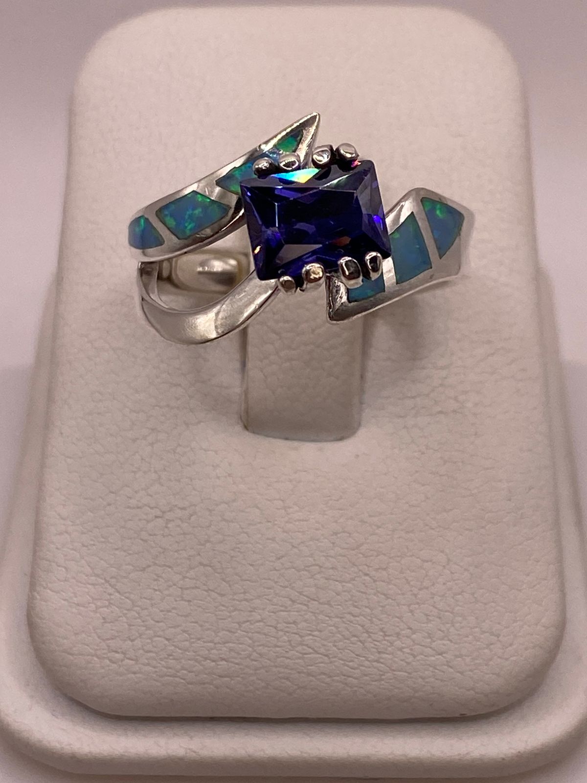 Anillo de Ópalo de Fuego y Zirconia Azul en Plata Ley .950 — ángulo diagonal