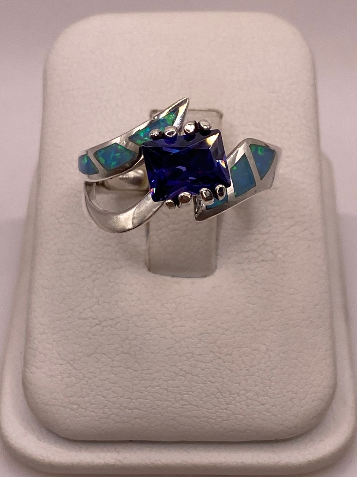 Anillo de Ópalo de Fuego y Zirconia Azul en Plata Ley .950, vista de detalle