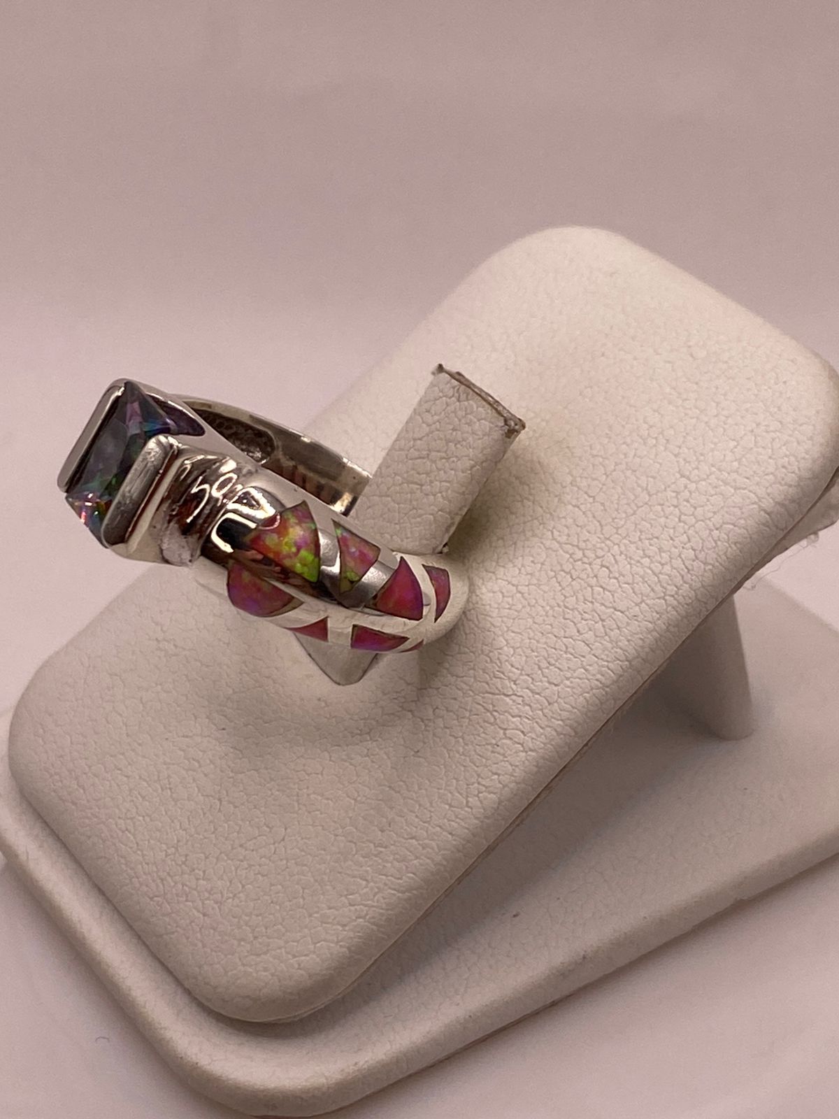 Anillo con Ópalo de Fuego y Zirconia Multicolor en Plata Ley .950, vista lateral