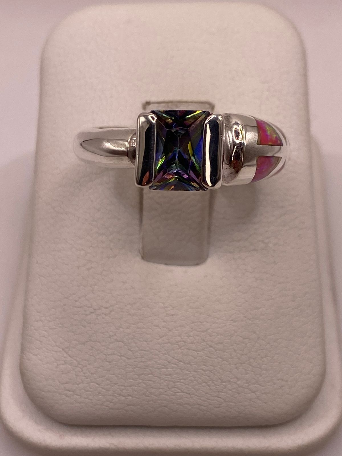 Anillo con Ópalo de Fuego y Zirconia Multicolor en Plata Ley .950 en báscula mostrando peso