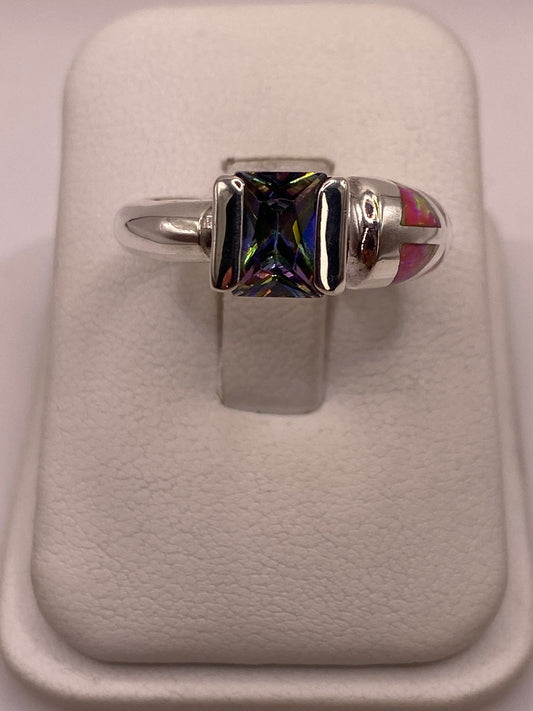 Anillo con Ópalo de Fuego y Zirconia Multicolor en Plata Ley .950 en báscula mostrando peso