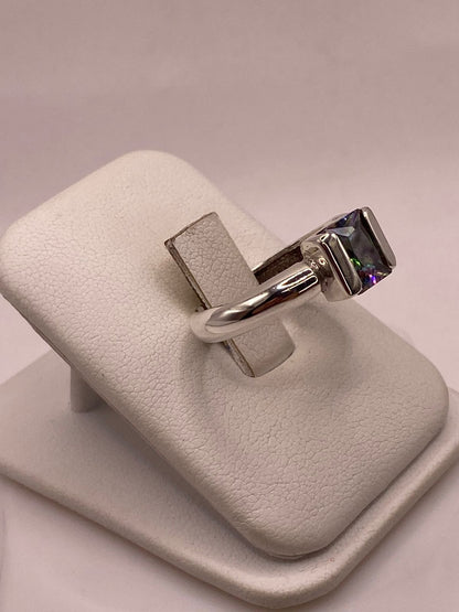 Anillo con Ópalo de Fuego y Zirconia Multicolor en Plata Ley .950, vista de detalle