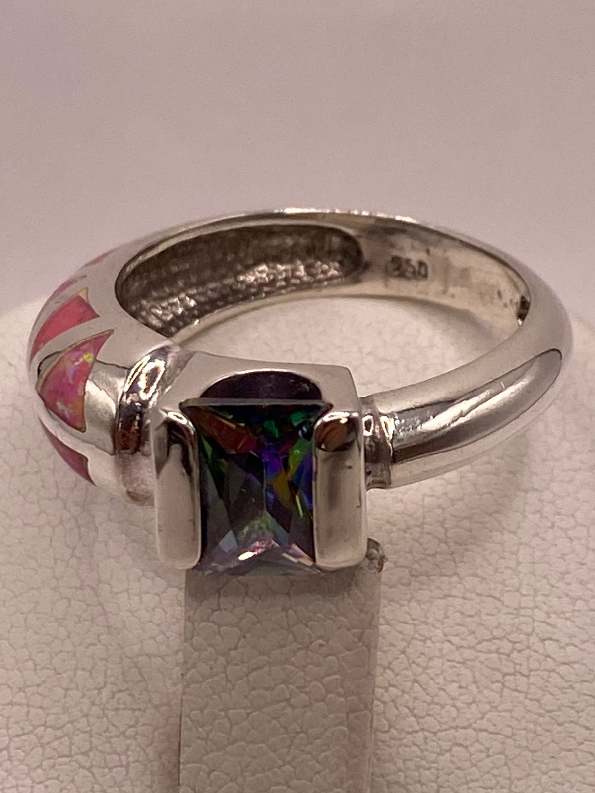Anillo con Ópalo de Fuego y Zirconia Multicolor en Plata Ley .950, sello de autenticidad Plata Ley .925
