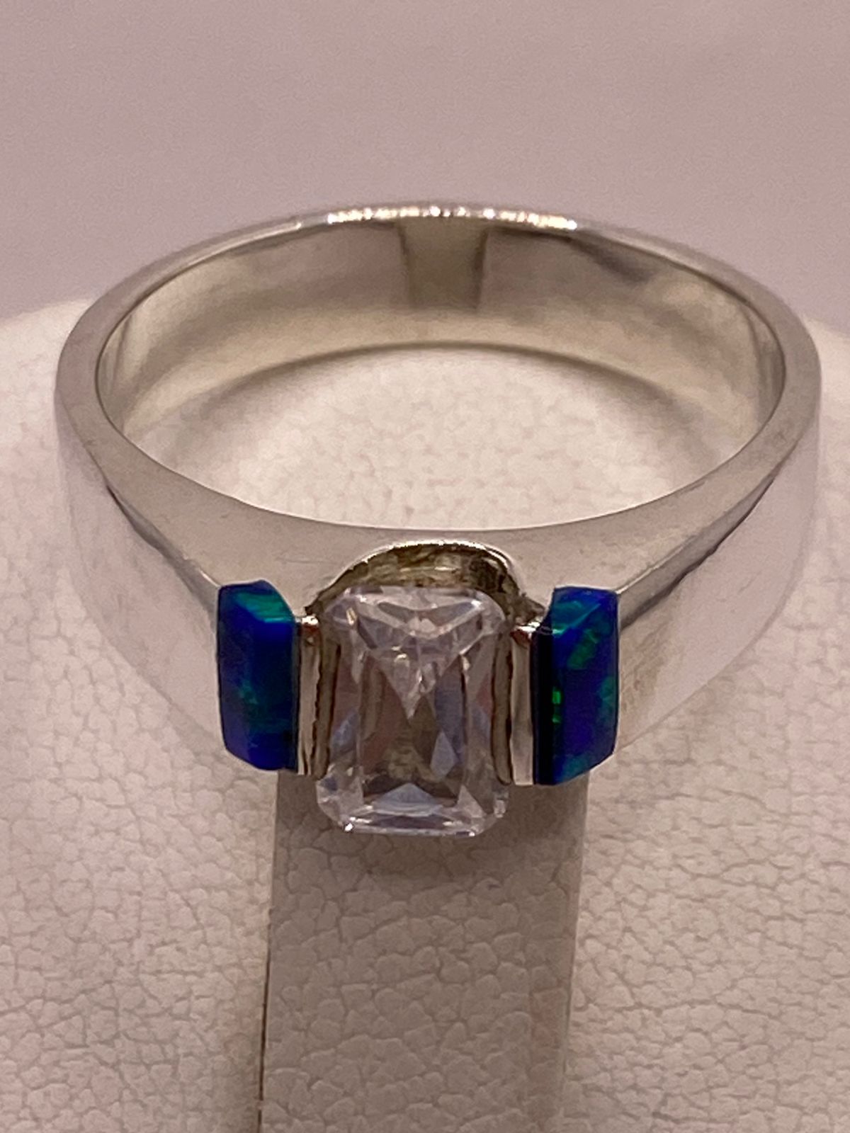 Anillo con Ópalo de Fuego y Zirconia en Plata Ley .925, sello de autenticidad Plata Ley .925