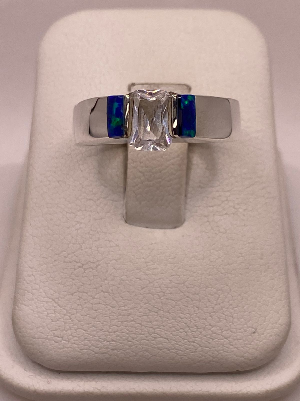 Anillo con Ópalo de Fuego y Zirconia en Plata Ley .925 — vista lateral