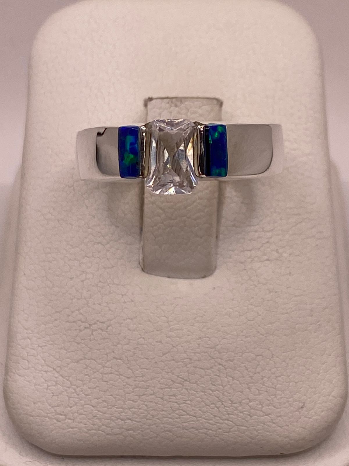 Anillo con Ópalo de Fuego y Zirconia en Plata Ley .925, vista lateral