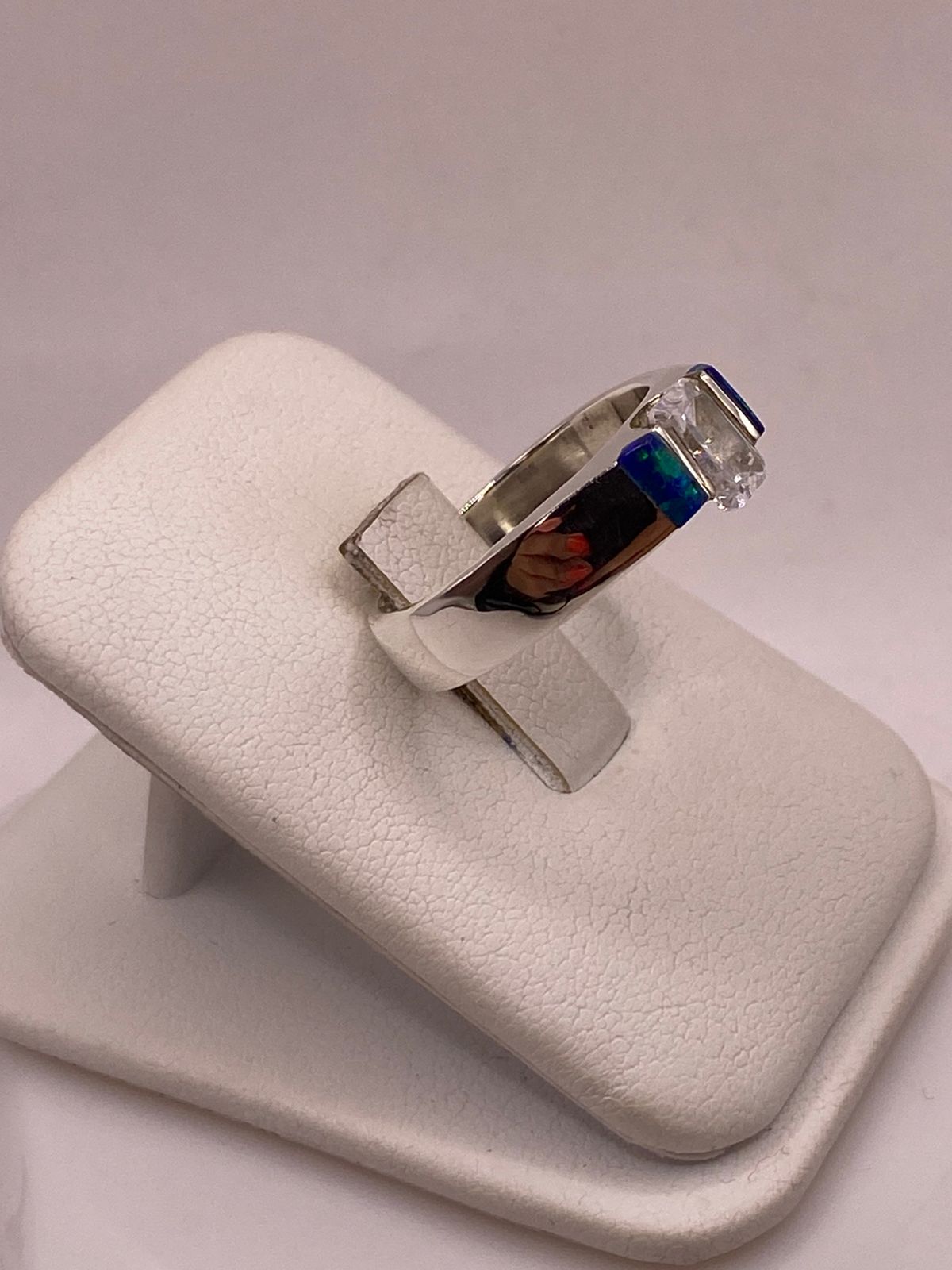 Anillo con Ópalo de Fuego y Zirconia en Plata Ley .925, vista frontal