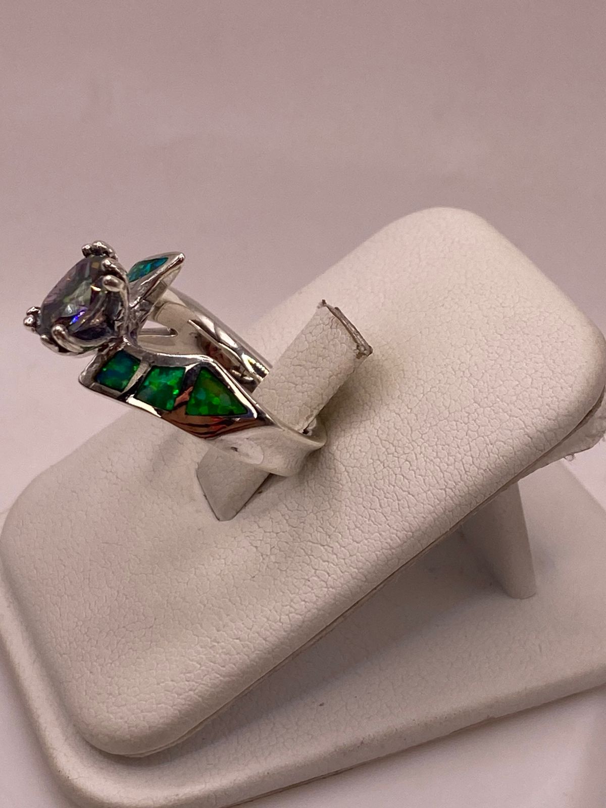 Anillo con Ópalo de Fuego y Zirconia Tornasol en Plata Ley .950, vista lateral