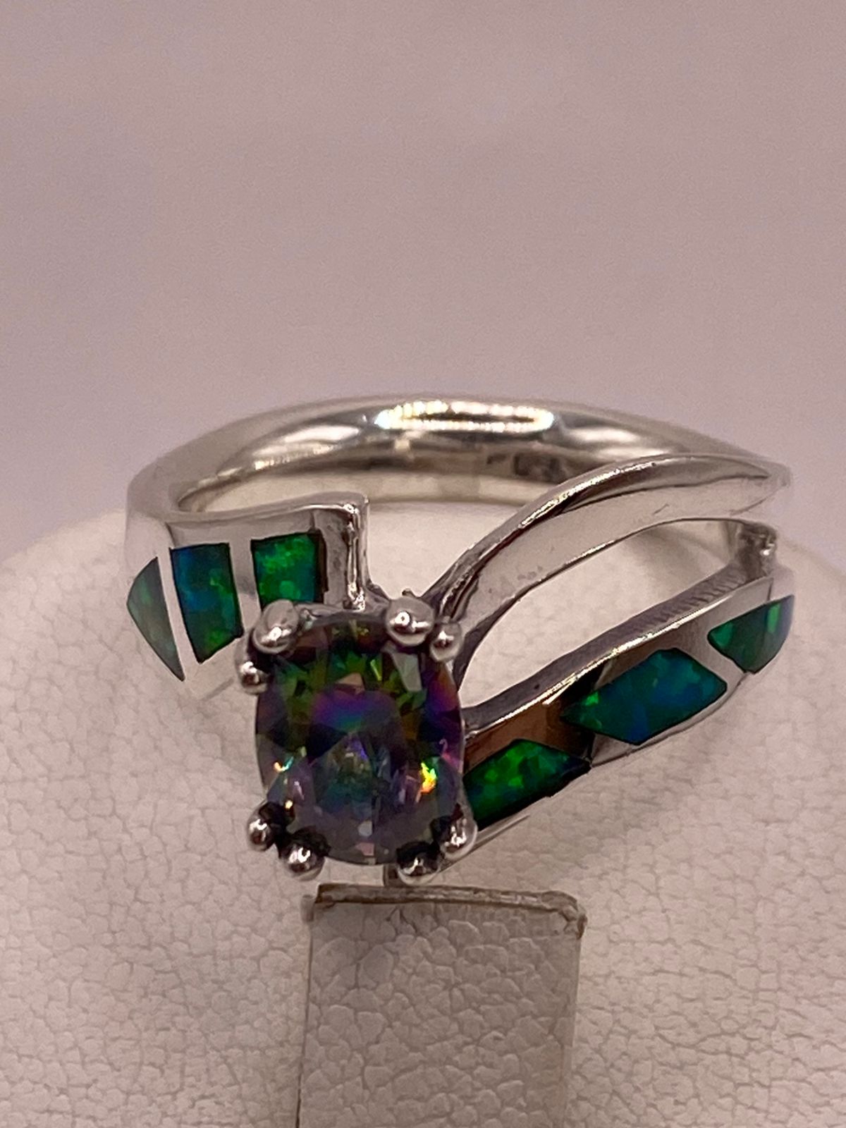 Anillo con Ópalo de Fuego y Zirconia Tornasol en Plata Ley .950, sello de autenticidad Plata Ley .925