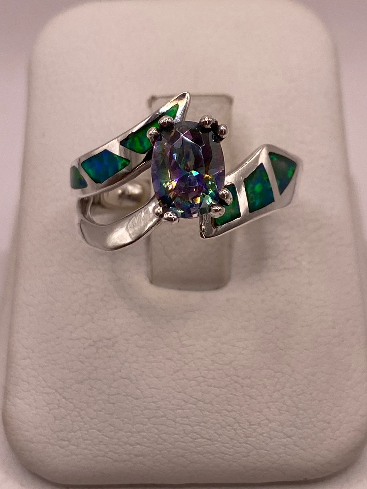 Anillo con Ópalo de Fuego y Zirconia Tornasol en Plata Ley .950 en báscula mostrando peso