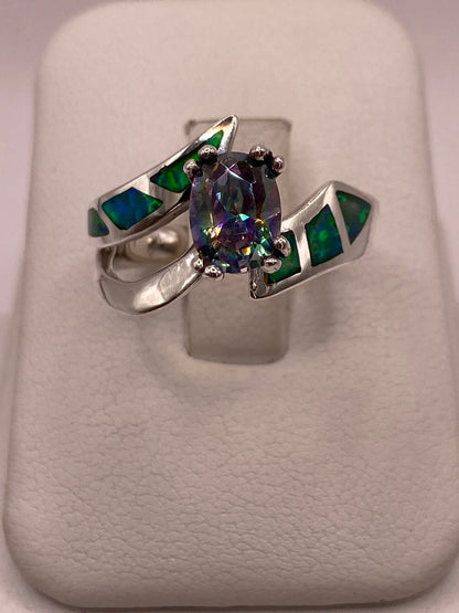 Anillo con Ópalo de Fuego y Zirconia Tornasol en Plata Ley .950 en báscula mostrando peso