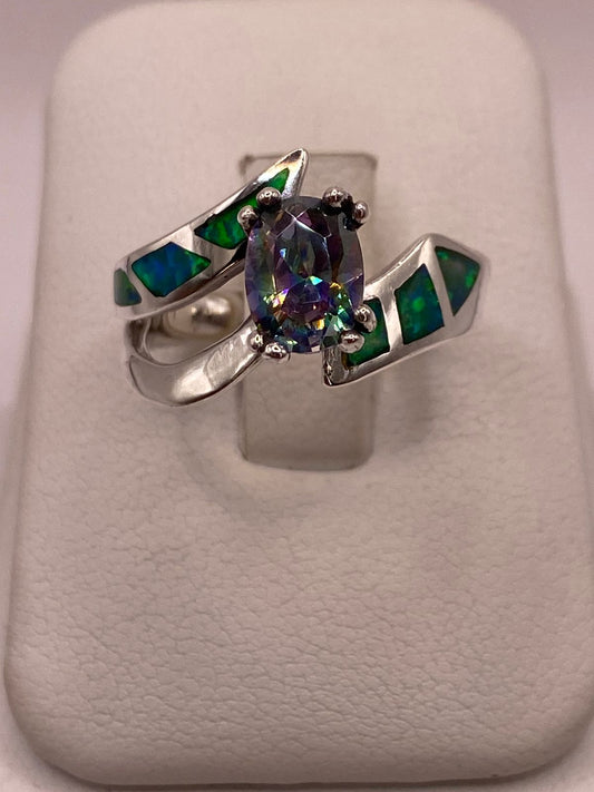 Anillo con Ópalo de Fuego y Zirconia Tornasol en Plata Ley .950 en báscula mostrando peso