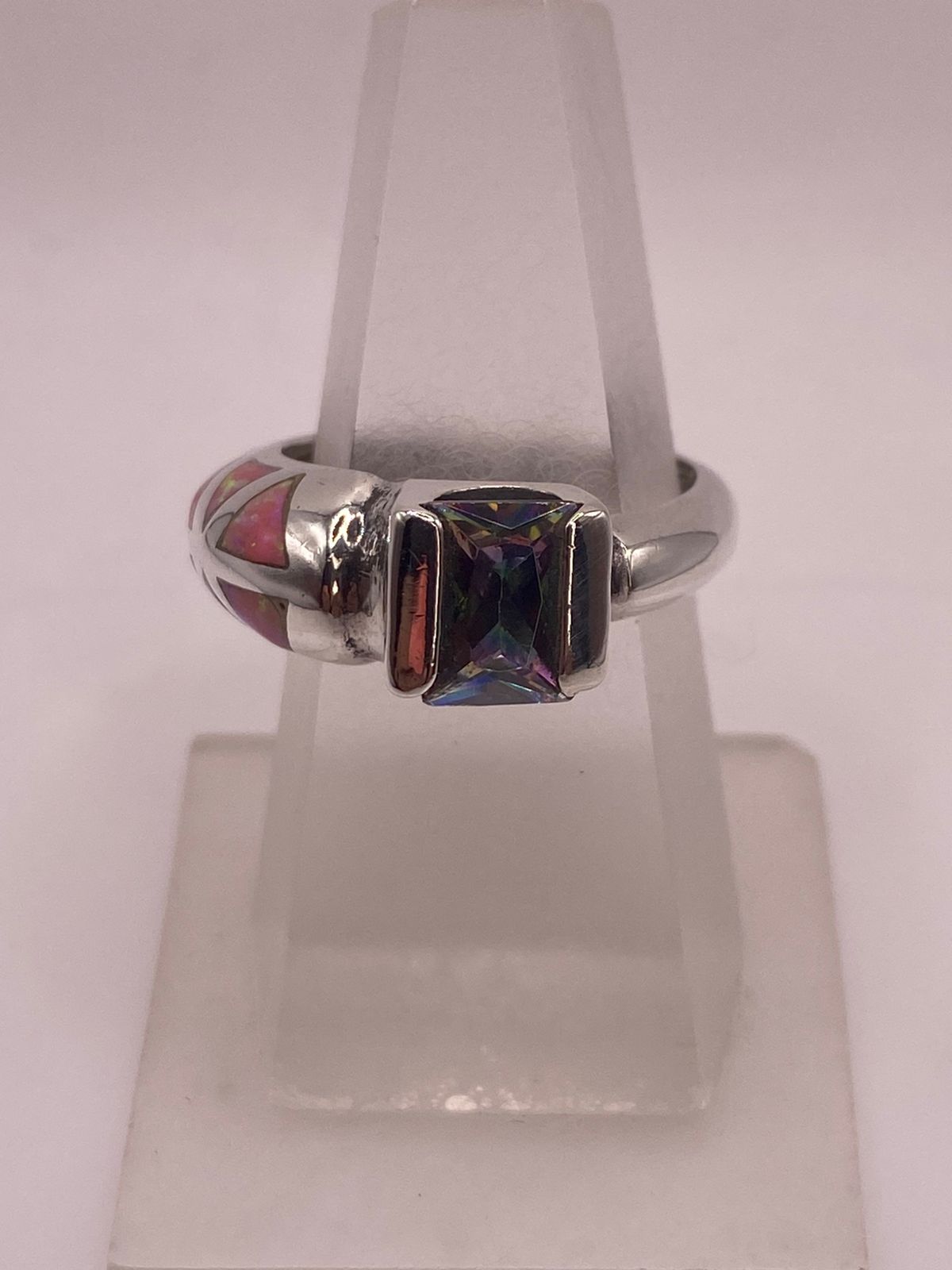 Anillo Ópalo Rosa Triangular & Zirconia Mística Plata 950, vista lateral