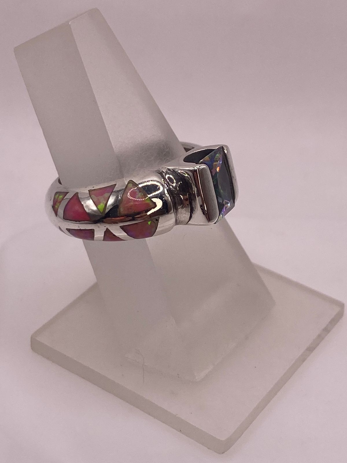Anillo Ópalo Rosa Triangular & Zirconia Mística Plata 950, vista frontal