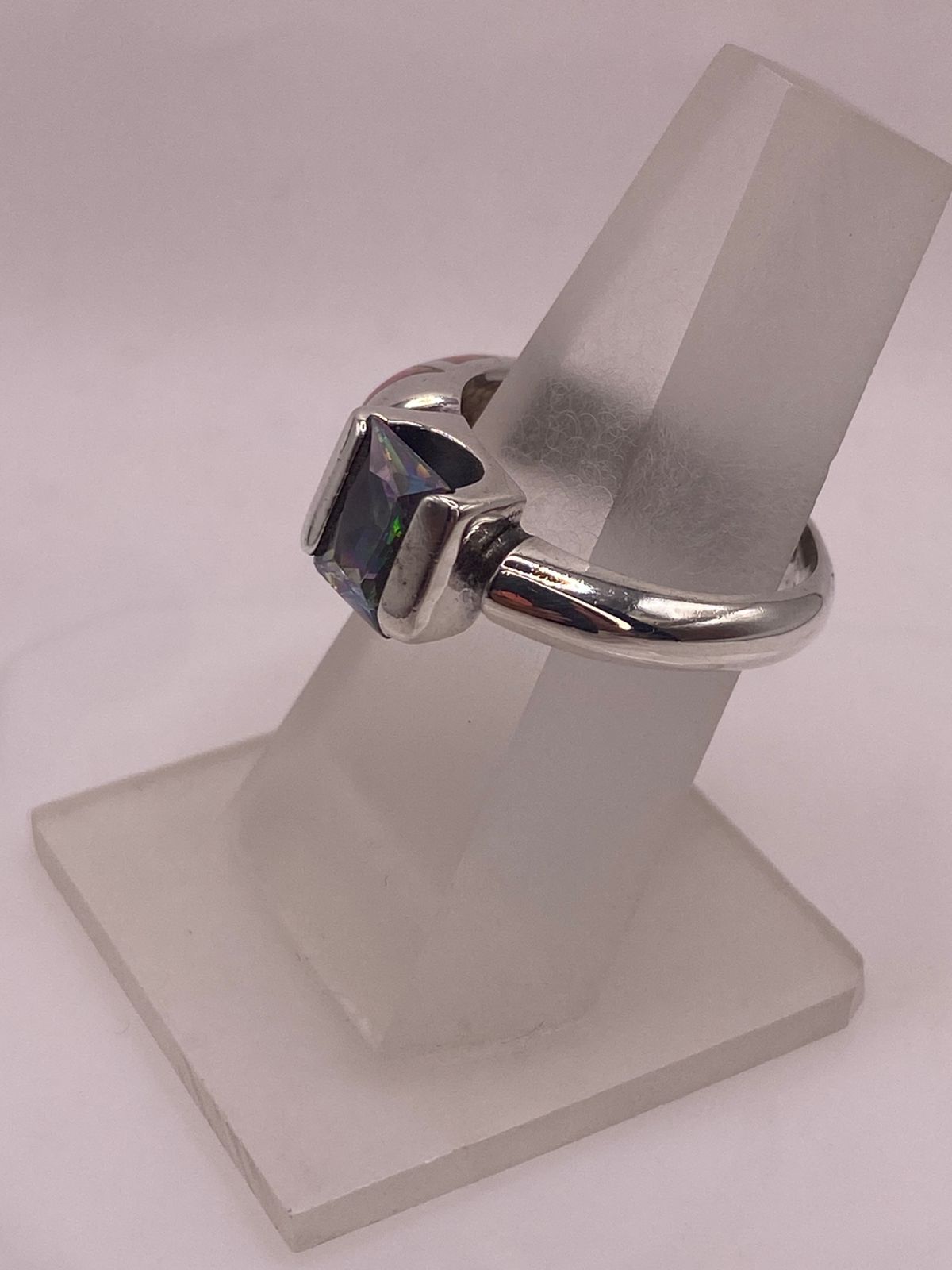 Anillo Ópalo Rosa Triangular & Zirconia Mística Plata 950, sello de autenticidad Plata Ley .925