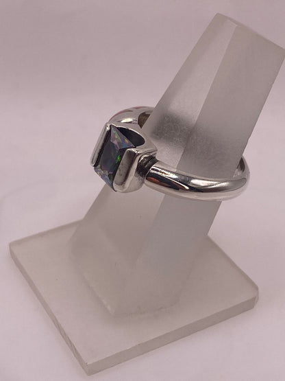 Anillo Ópalo Rosa Triangular & Zirconia Mística Plata 950, sello de autenticidad Plata Ley .925