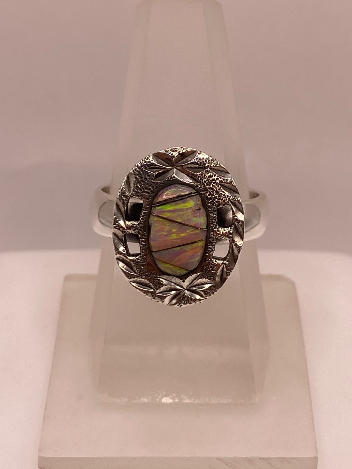 Anillo Ovalado de Plata Ley 950 con Ópalo de Fuego — ángulo diagonal