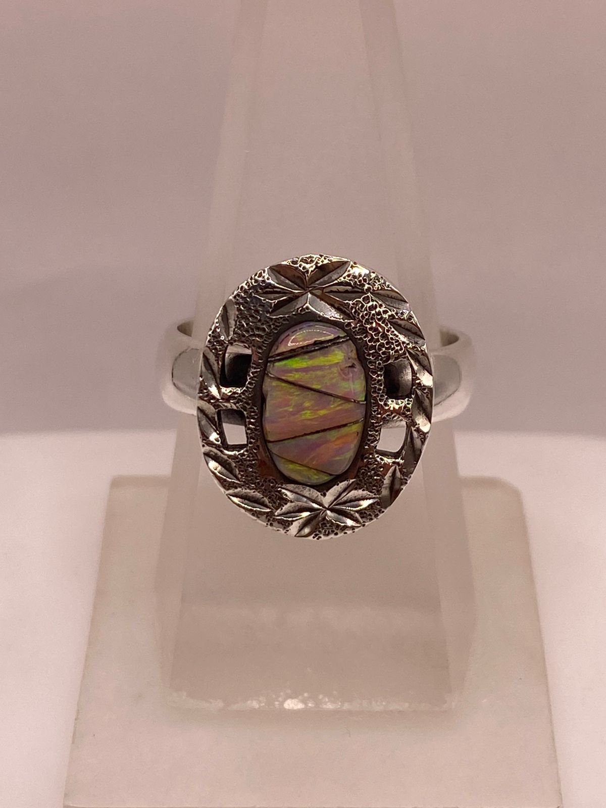 Anillo Ovalado de Plata Ley 950 con Ópalo de Fuego, vista lateral