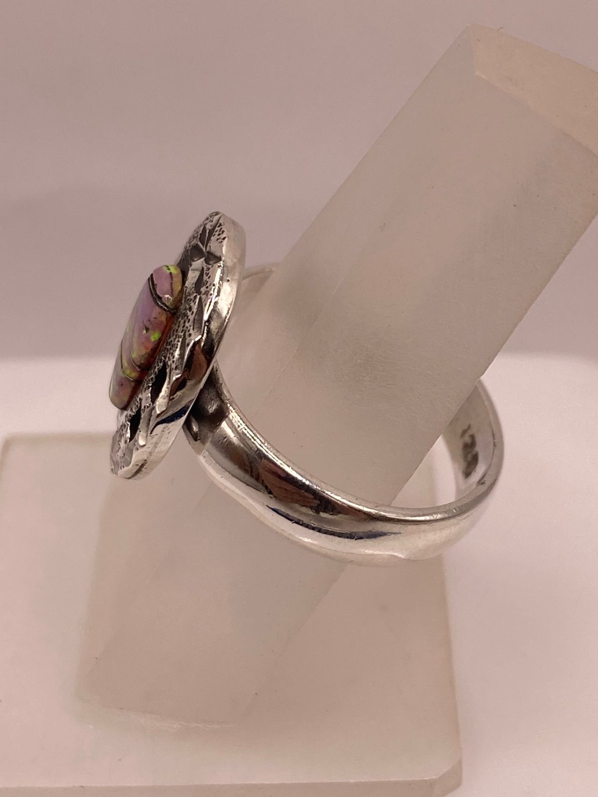 Anillo Ovalado de Plata Ley 950 con Ópalo de Fuego, vista de detalle