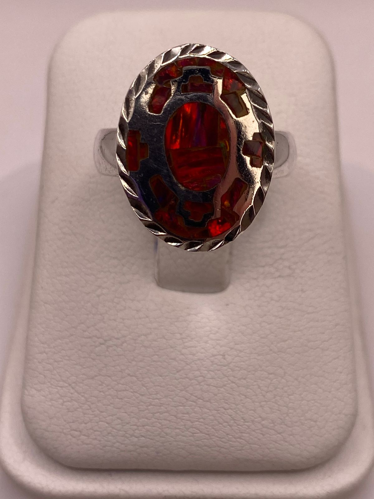 Anillo Ovalado de Plata Ley 950 con Ópalo de Fuego Rojo en báscula mostrando peso