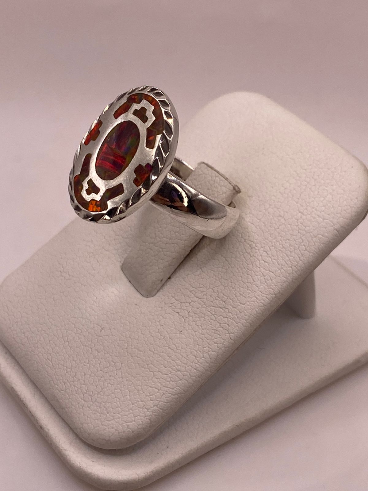 Anillo Ovalado de Plata Ley 950 con Ópalo de Fuego Rojo, vista lateral