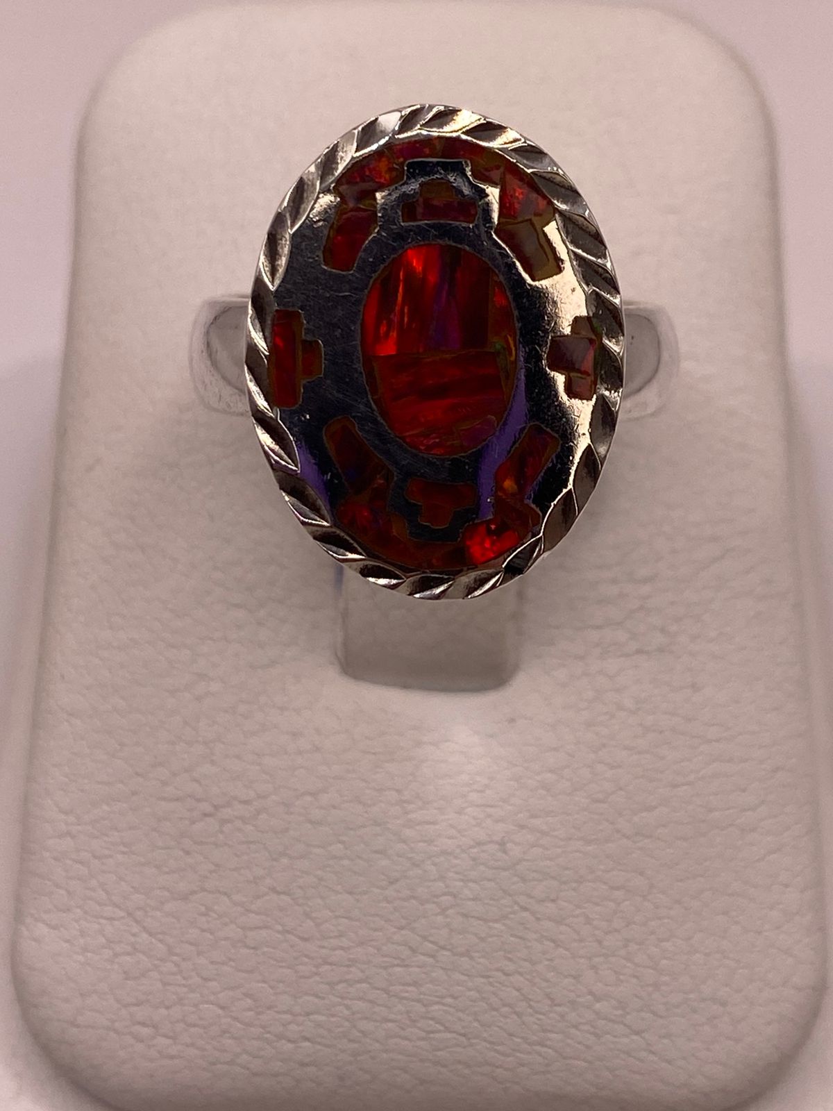 Anillo Ovalado de Plata Ley 950 con Ópalo de Fuego Rojo, vista de detalle