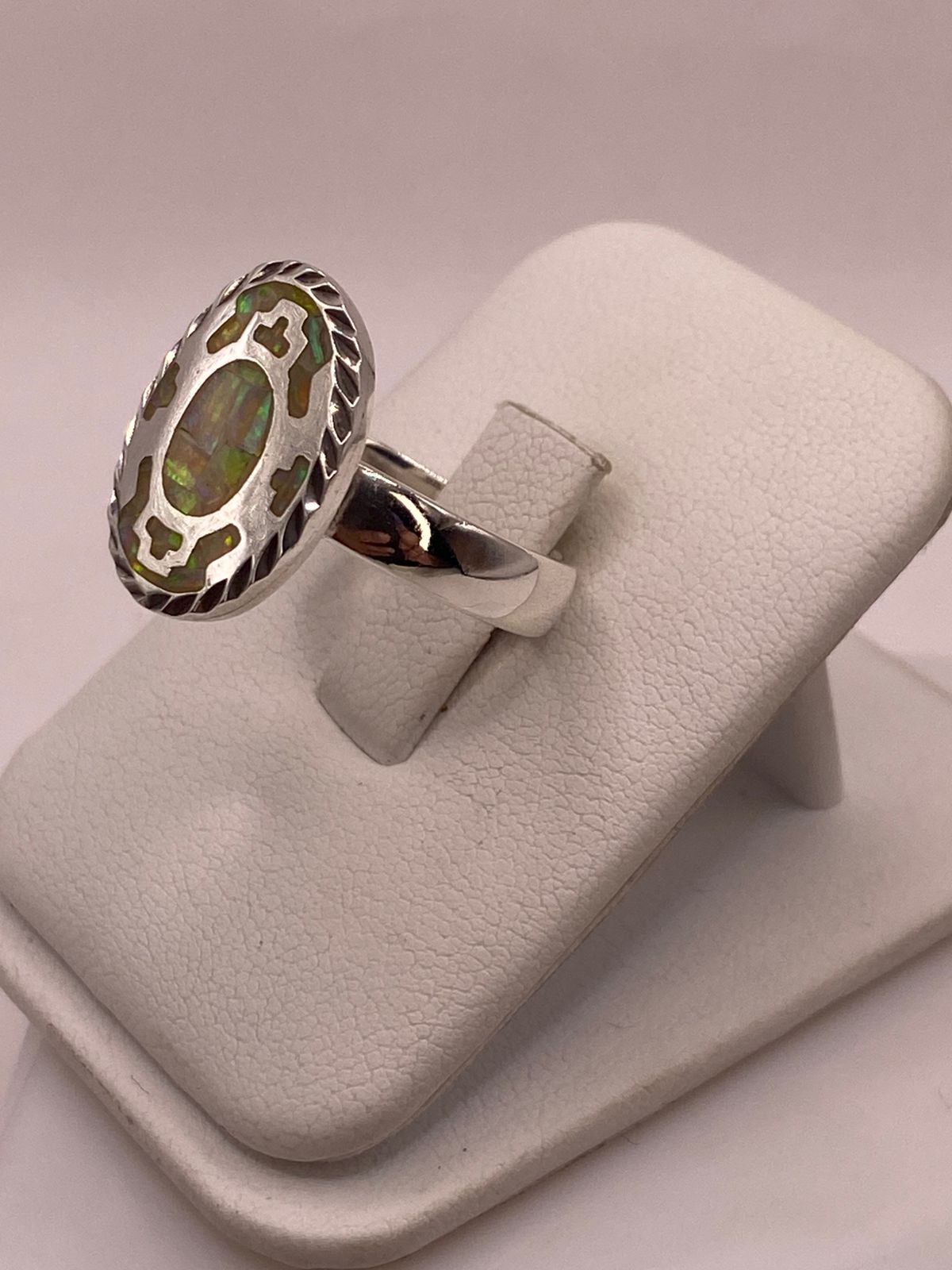 Anillo Ovalado de Plata Ley 950 con Ópalo de Fuego Verde, vista lateral