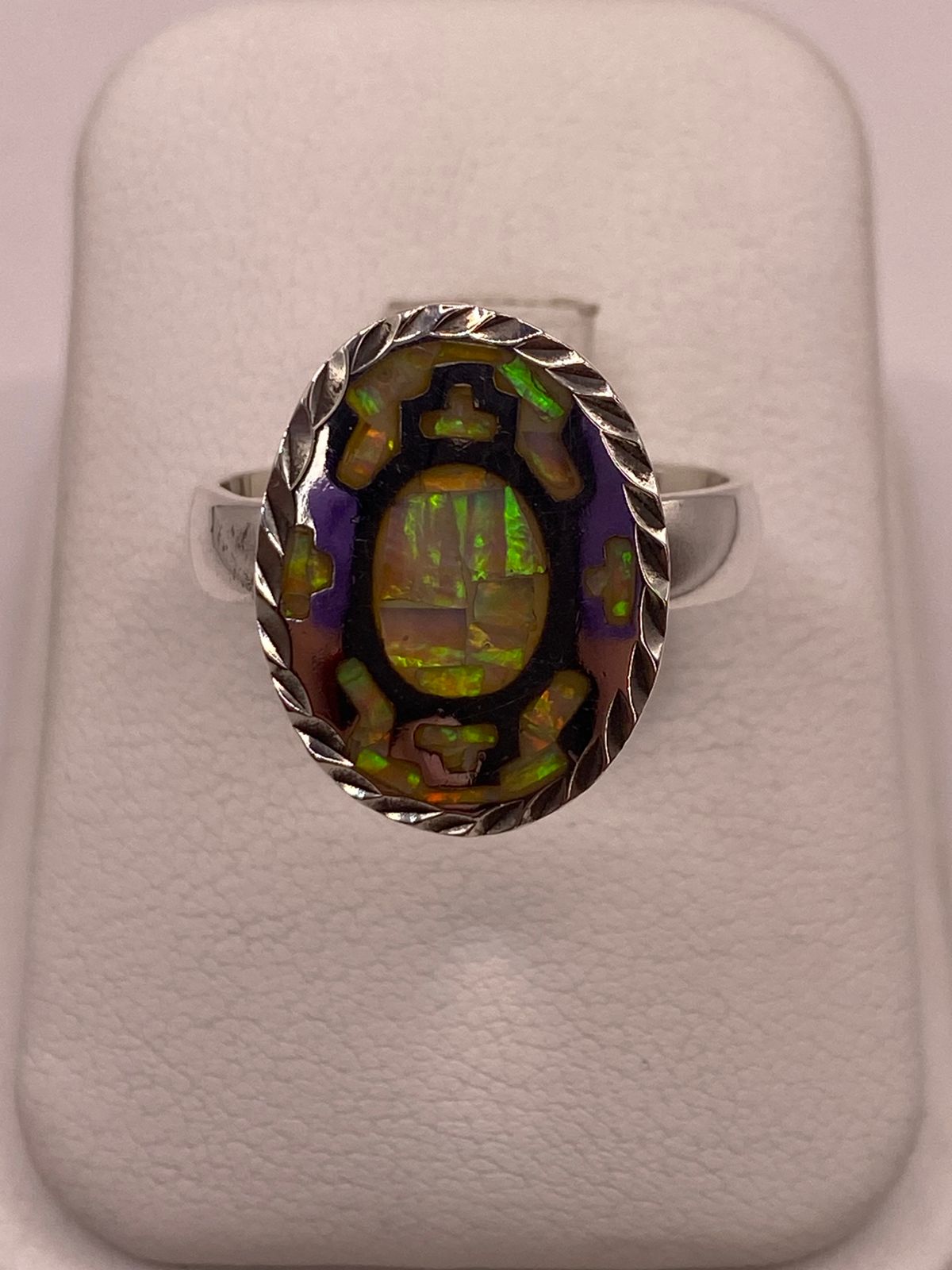 Anillo Ovalado de Plata Ley 950 con Ópalo de Fuego Verde — ángulo diagonal