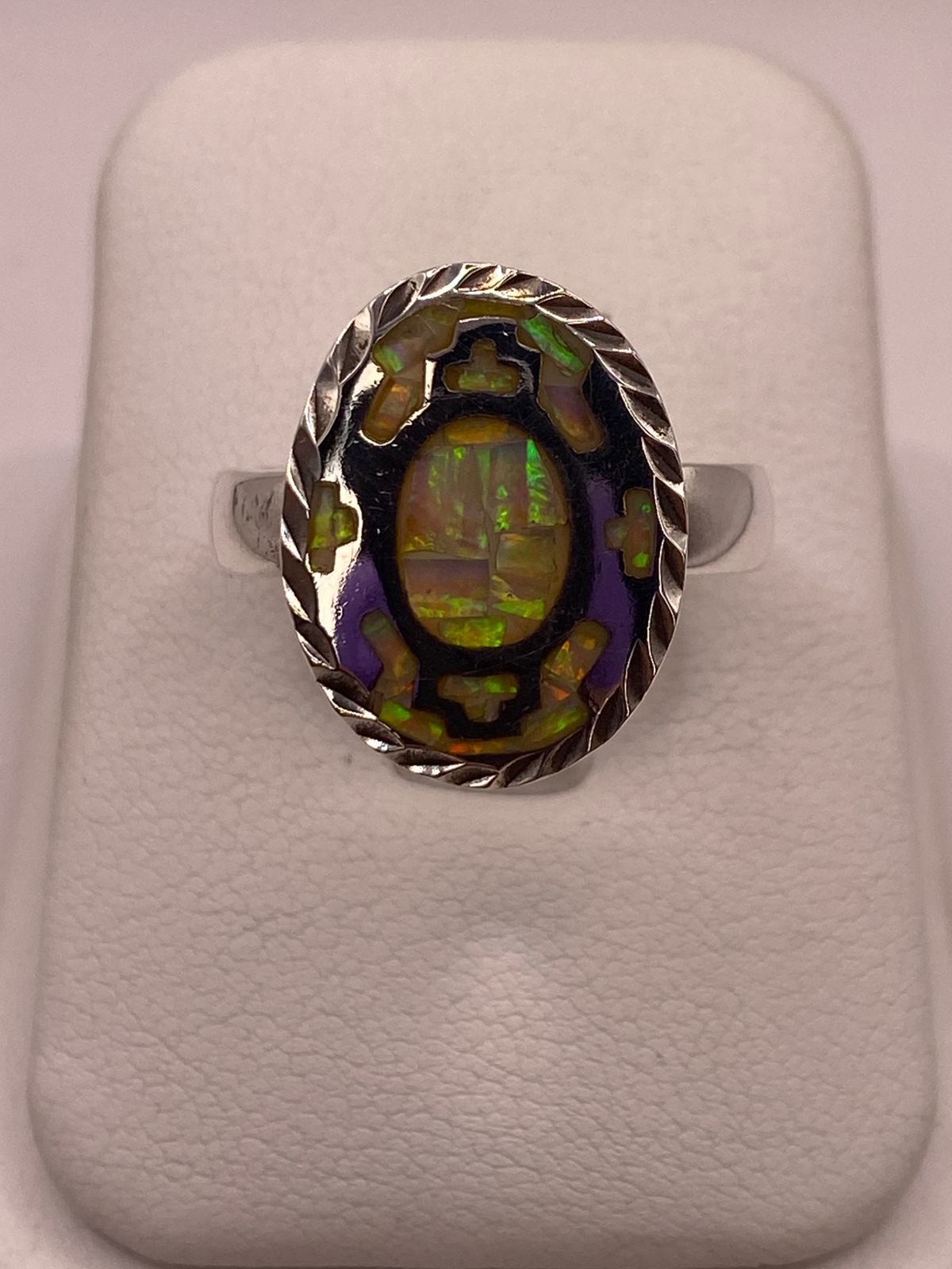 Anillo Ovalado de Plata Ley 950 con Ópalo de Fuego Verde, vista frontal