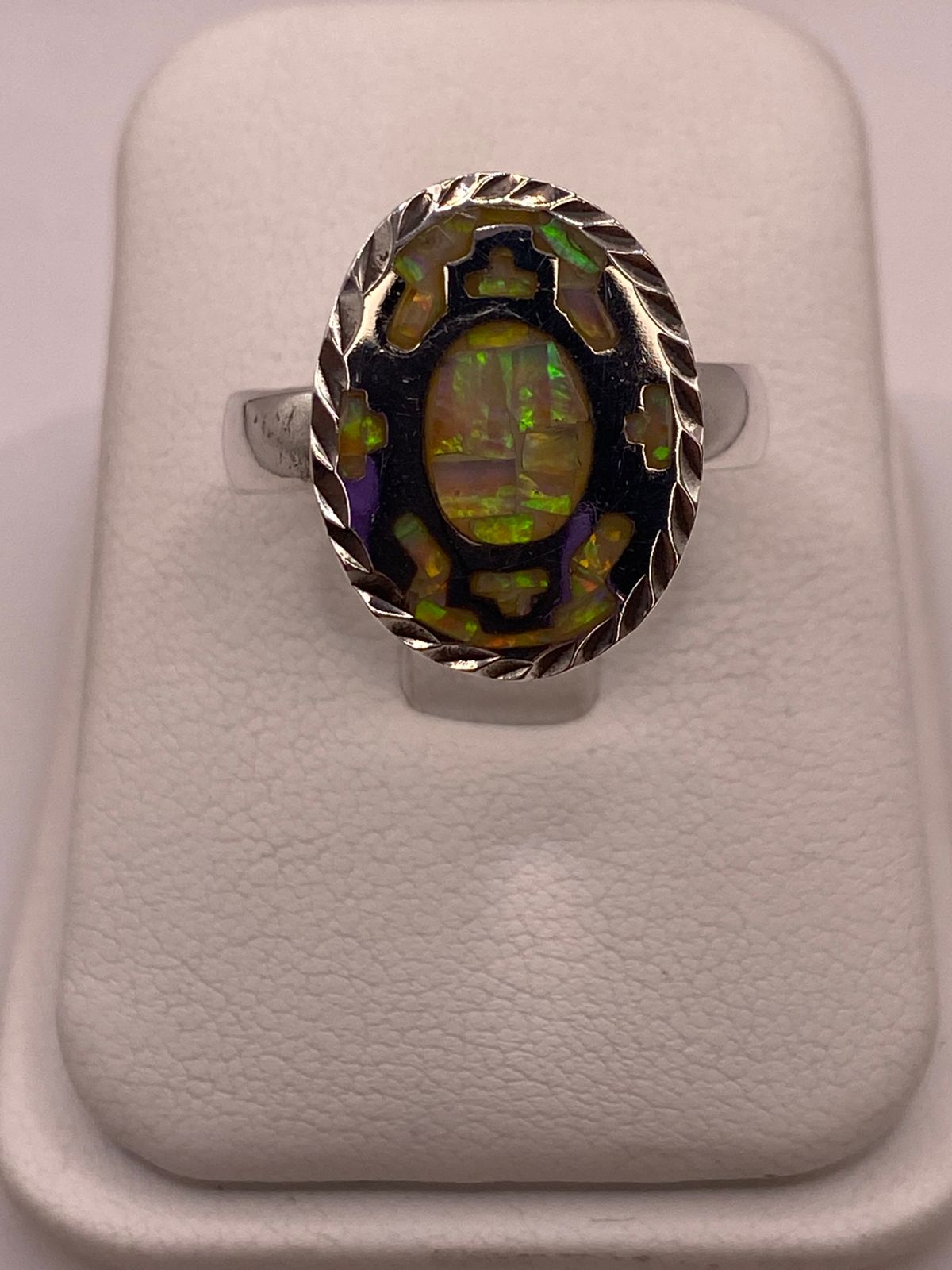 Anillo Ovalado de Plata Ley 950 con Ópalo de Fuego Verde, vista de detalle