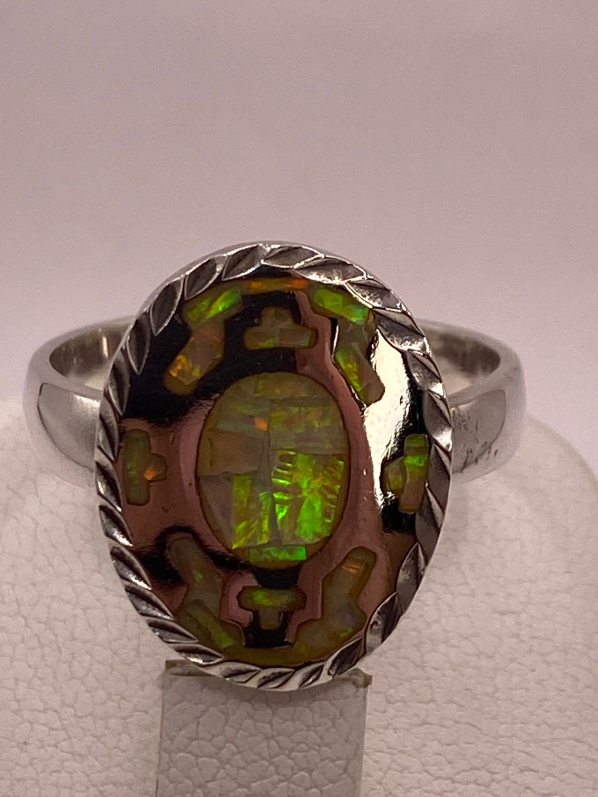 Anillo Ovalado de Plata Ley 950 con Ópalo de Fuego Verde, sello de autenticidad Plata Ley .925